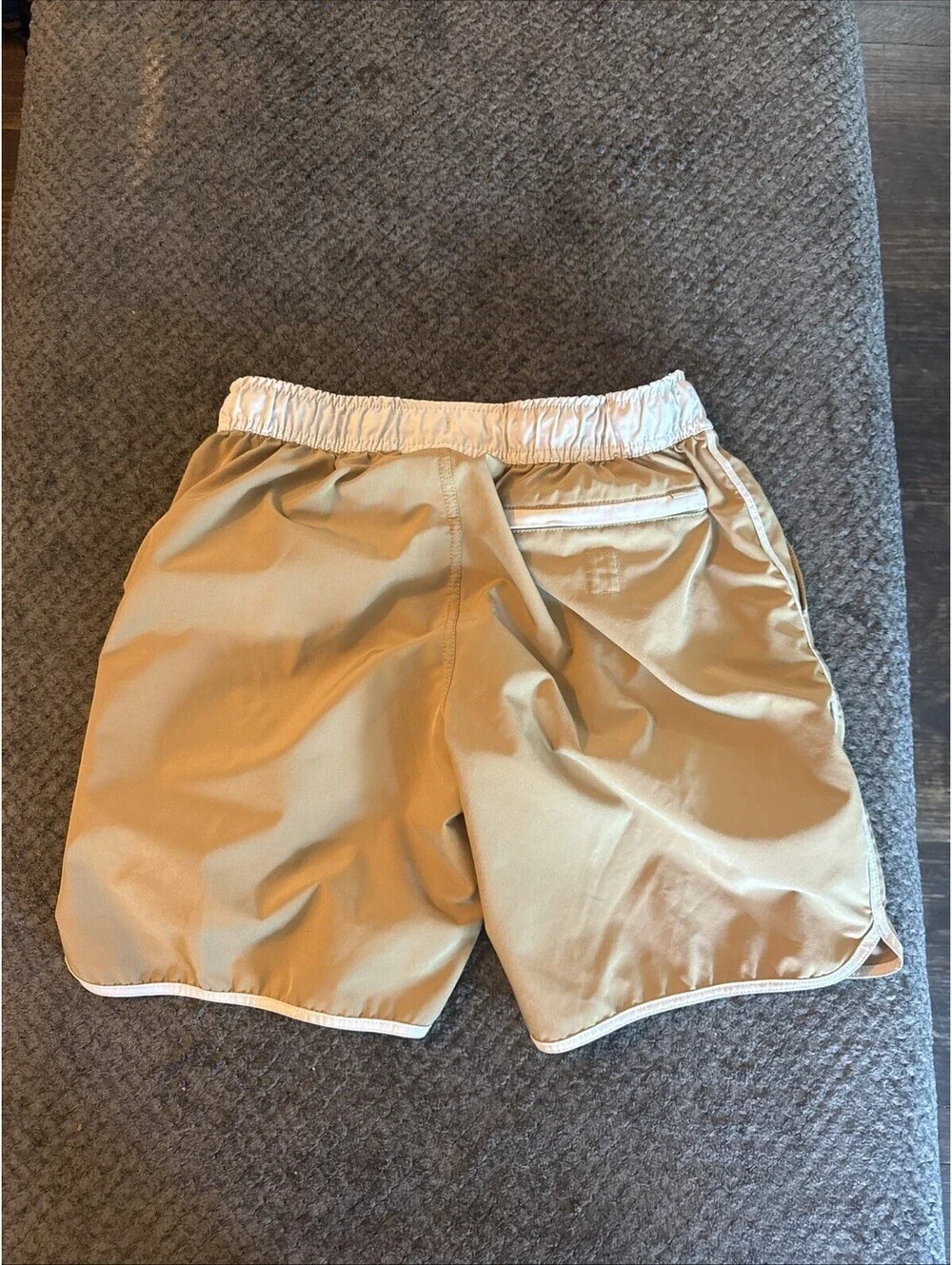 Vuori Shorts Mens Small Beige Tan Drawstring Athletic Swim Boardshort Quick Dry